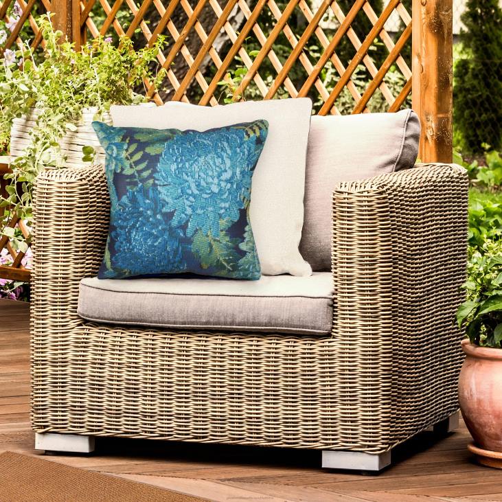 Houseware Plow & Hearth Indoor/Outdoor Chrysanthemum Polypropylene Throw Pillow - Blue NFLB1243