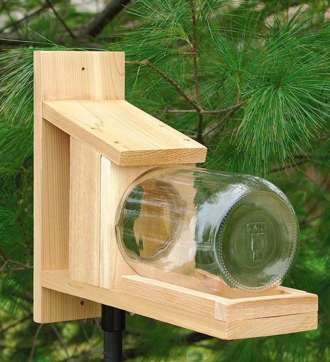 Yard & Garden Plow & Hearth Wood and Glass Jar Squirrel Feeder NFLB792