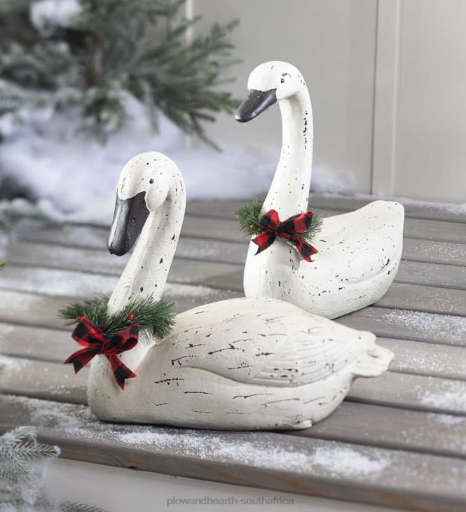 Yard & Garden Plow & Hearth Hand-Painted Holiday Swan Statue with Wreath NFLB49
