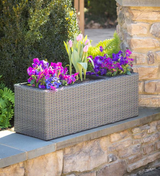 Yard & Garden Plow & Hearth Resin Planter with 3 Dividers and 3 Plastic Pots NFLB407